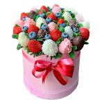 Цветы в коробке со сладостями